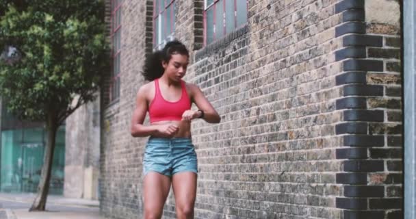 Молодая Взрослая Женщина Проверяет Активность Трекера Пробежке Городе — стоковое видео