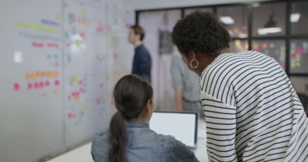 Coworkers Travaillant Tard Dans Bureau — Video