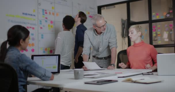 Colaboradores Trabajando Hasta Tarde Una Oficina — Vídeo de stock