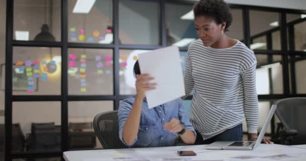 Coworkers Dans Une Réunion Tardive — Video