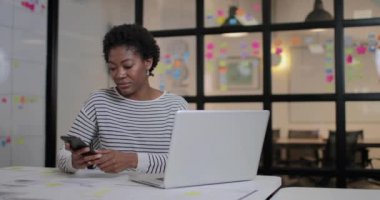 Afro-Amerikan erkek geç saatlere kadar ofiste