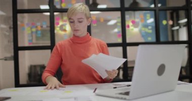 Geç saatlere kadar ofiste Genç Yetişkin kadın