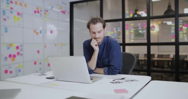 Homem Adulto Trabalhando Até Tarde Escritório — Vídeo de Stock