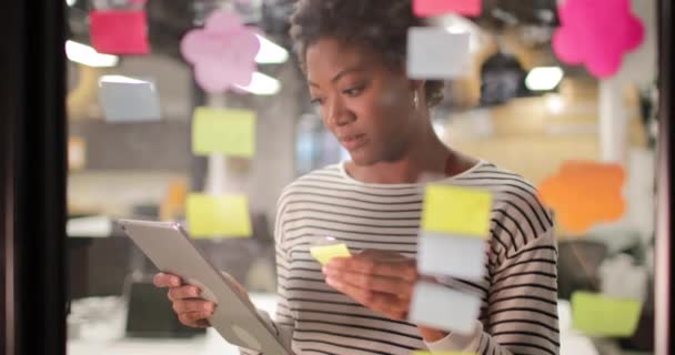 Afrikanisch Amerikanische Frauen Brainstorming Ideen Der Nacht Büro — Stockvideo