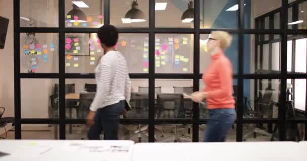 Compañeros Trabajo Que Llegan Para Una Reunión Equipo — Vídeos de Stock