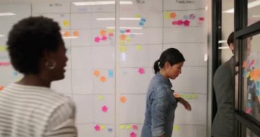 Bir takım toplantısı için gelen arkadaşları