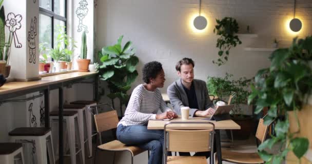 Travailleurs Ayant Une Réunion Dans Café — Video