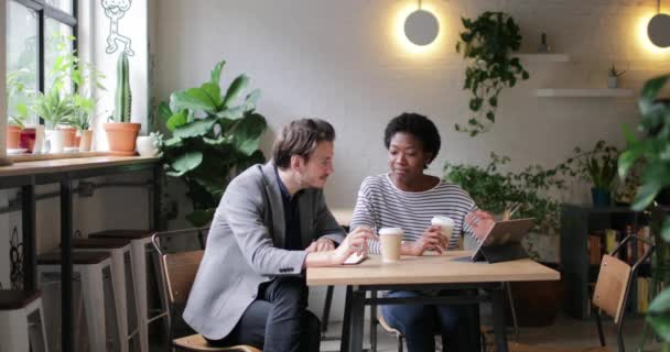 Compañeros Trabajo Teniendo Una Reunión Café — Vídeo de stock