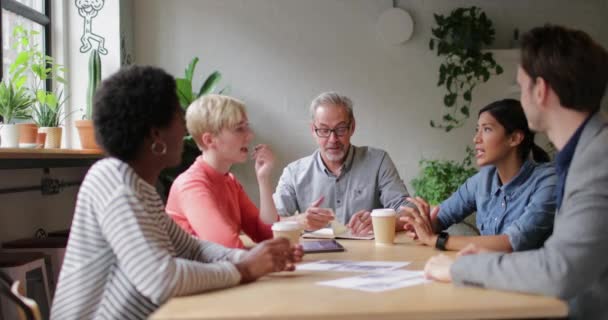 Grupo Compañeros Trabajo Teniendo Una Reunión Café — Vídeo de stock