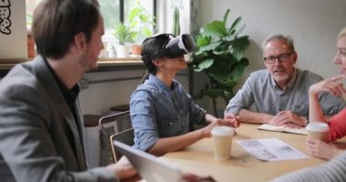 VR kulaklık teknolojisi çalışma arkadaşları