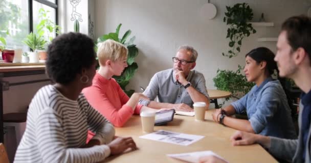 Adulto Joven Dando Una Presentación Una Reunión Negocios — Vídeos de Stock