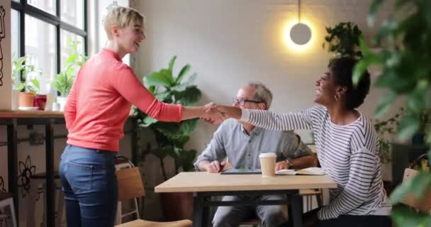 Ung Vuxen Med Informell Jobb Intervju Ett Café — Stockvideo