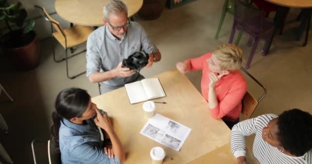 Overhead Schot Van Collega Bespreken Headset Technologie — Stockvideo