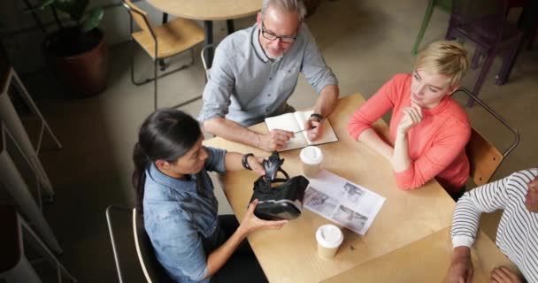 Fotografía Aérea Compañeros Trabajo Discutiendo Tecnología Auriculares — Vídeo de stock