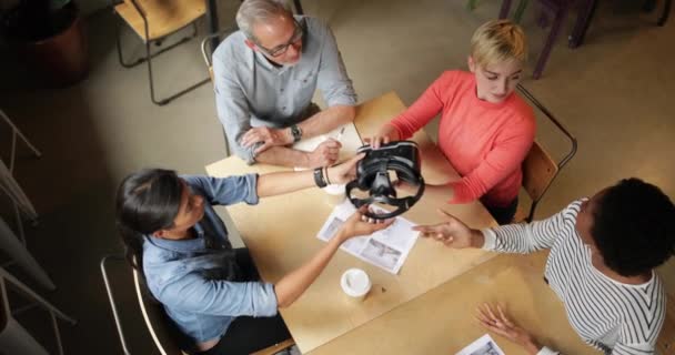 Overhead Shot Dari Rekan Kerja Mendiskusikan Teknologi Headset — Stok Video