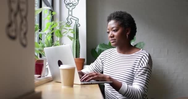 Freelance Afro Amerikaanse Zakenvrouw Werken Een Café — Stockvideo