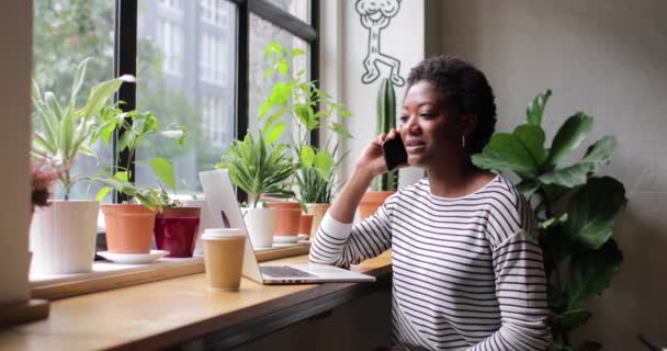 Empresária Americana Africana Freelance Trabalhando Café — Vídeo de Stock