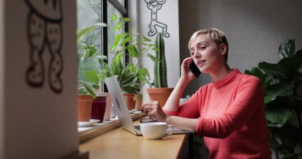 Femeie Afaceri Independentă Care Lucrează Într Cafenea — Videoclip de stoc