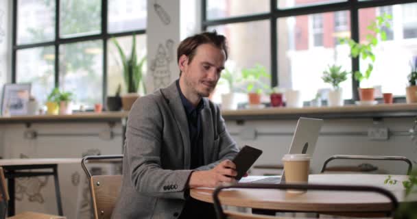 Empresário Freelance Trabalhando Café — Vídeo de Stock