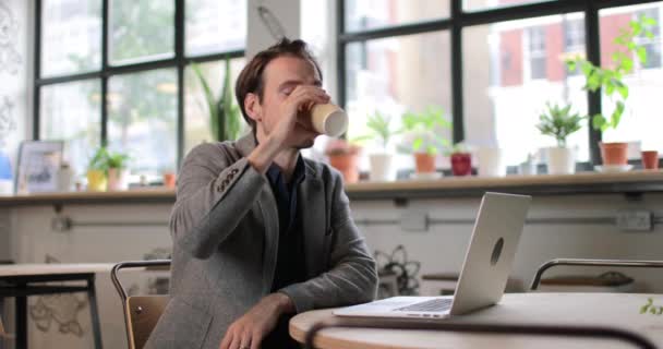 Uomo Affari Freelance Che Lavora Caffè — Video Stock