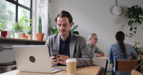 Niezależny Biznesmen Pracujący Kawiarni — Wideo stockowe