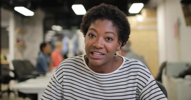 African American Kobieta Interesu Videocall Biurze — Wideo stockowe
