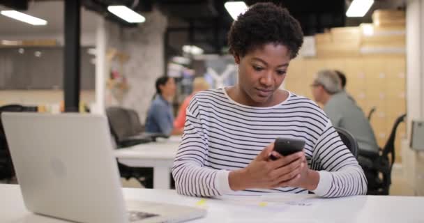 Афро Американських Жінок Працюючи Пізно Офісі — стокове відео