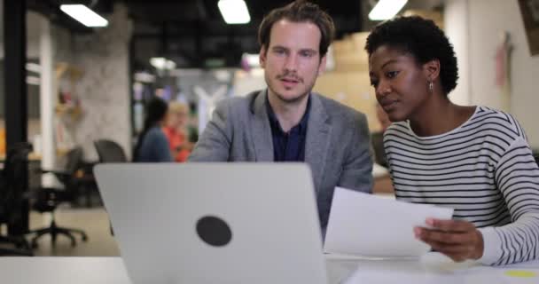 Coworkers Dans Une Réunion Tardive — Video