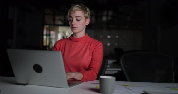 Jovem Mulher Adulta Trabalhando Até Tarde Escritório — Vídeo de Stock