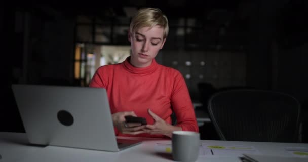 事務所で夜遅くまで働く若い成人女性 — ストック動画