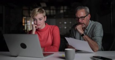 Geç saatlere kadar gece problem çözme iş arkadaşları