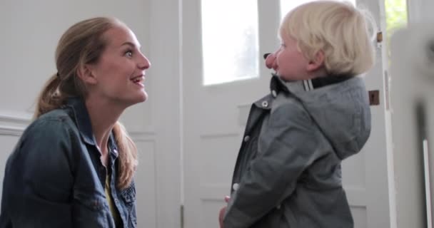 Μητέρα Και Παιδί Φιλί Αντίο Στο Σπίτι — Αρχείο Βίντεο