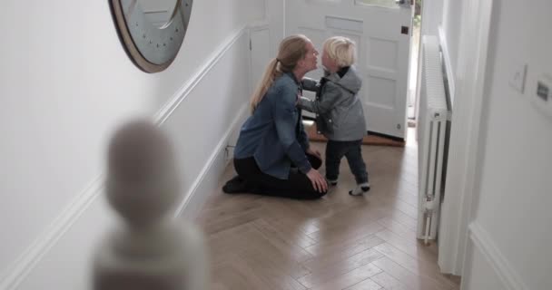 Madre Hijo Besándose Adiós Casa — Vídeo de stock