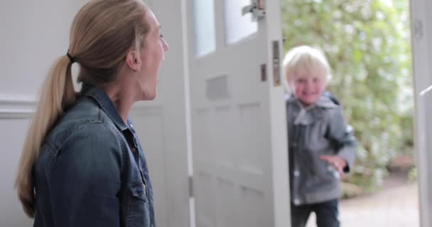 Παιδί Τρέχει Mum Στο Διάδρομο — Αρχείο Βίντεο