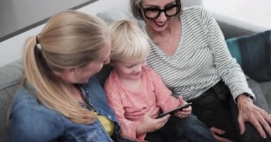 Üç kuşak ailenin bir smartphone kullanarak