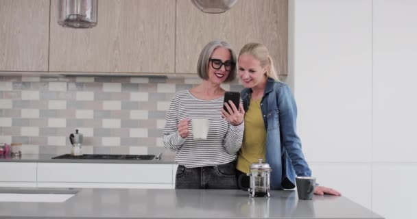 Ώριμη Ενήλικη Γυναίκα Μεγαλώσει Κόρη Βλέπουν Smartphone Στην Κουζίνα — Αρχείο Βίντεο