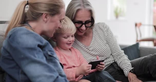 Três Gerações Família Usando Smartphone — Vídeo de Stock