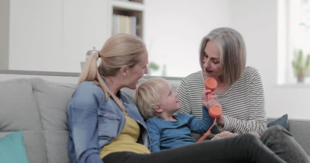 Criança Brincando Com Telefone Brinquedo Com Mãe Avó — Vídeo de Stock