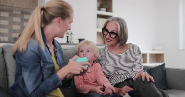 Volwassen Volwassen Vrouwtje Een Geschenk Wordt Gegeven Door Haar Familie — Stockvideo