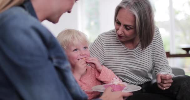 Niño Comiendo Pastel Cumpleaños Una Celebración Familiar — Vídeos de Stock