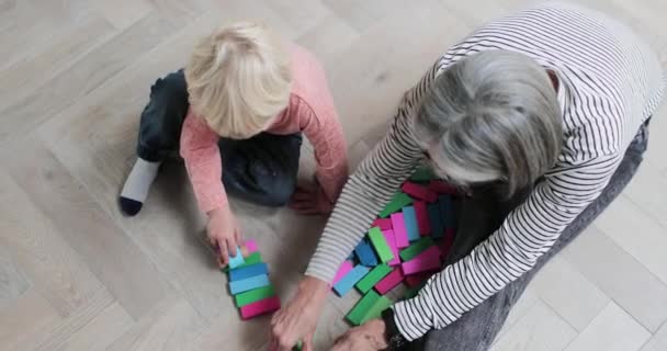 Верхняя Фотография Внука Играющего Бабушкой Дома — стоковое видео