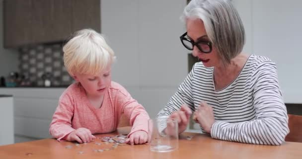 Großmutter Hilft Enkelkind Beim Taschengeld Zählen — Stockvideo