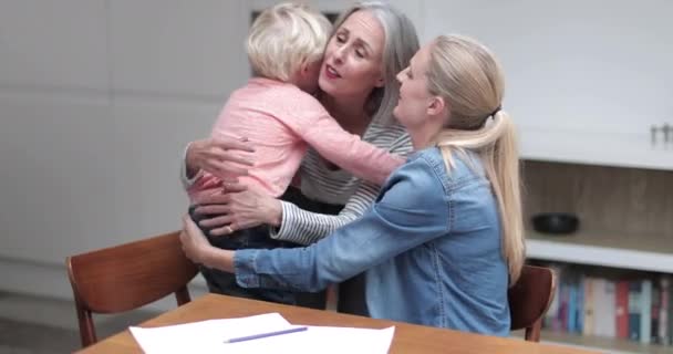 Nieto Dando Abuela Abrazo Despedida — Vídeos de Stock