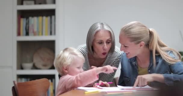 Pojke Visar Hans Ritning Till Mormor Och Mor — Stockvideo