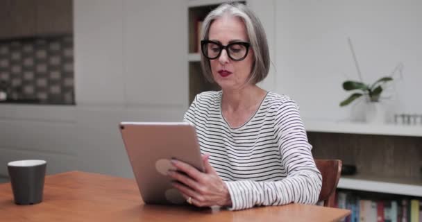 Mujer Adulta Madura Usando Una Tableta Digital — Vídeos de Stock