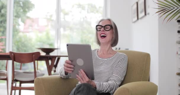 Aile Için Bir Videocall Olgun Yetişkin Kadın — Stok video
