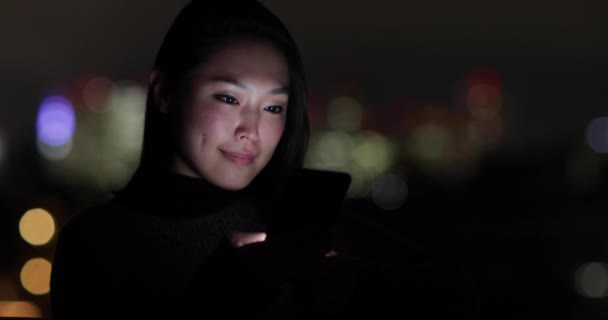 Asiatisk Kvinna Natten Med Hjälp Ansiktsigenkänning Teknik För Att Låsa — Stockvideo