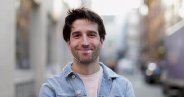İspanyol adam sokak yüz yüze ilişkin tanıma teknoloji tarafından taranan