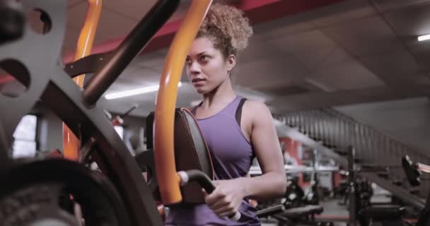 在健身房锻炼体重机的坚强女性 — 图库视频影像