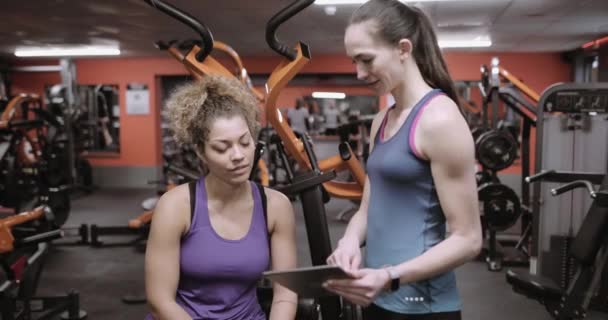 Frau Diskutiert Mit Fitnesstrainerin Über Trainingsfortschritte — Stockvideo